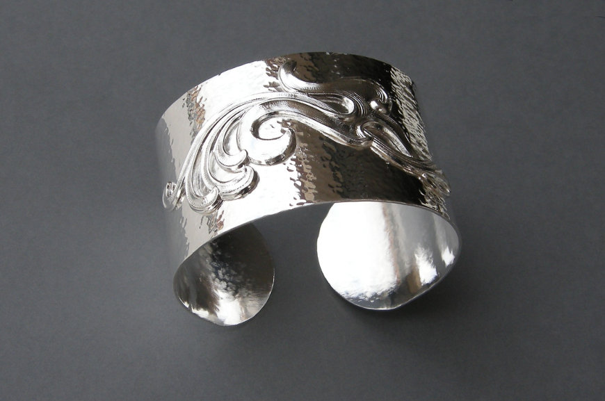 Bracelet "manchette" plaqué argent (BRA02) © DR