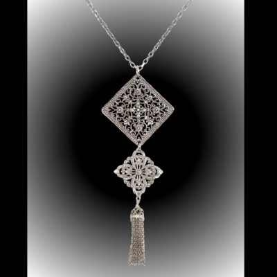 Pendentif sur chaîne argent P12 © DR